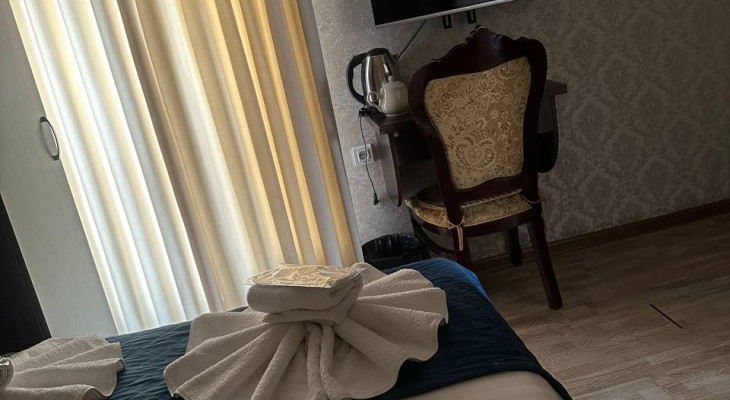 "King-size" o'lchamdagi to'shakli xona