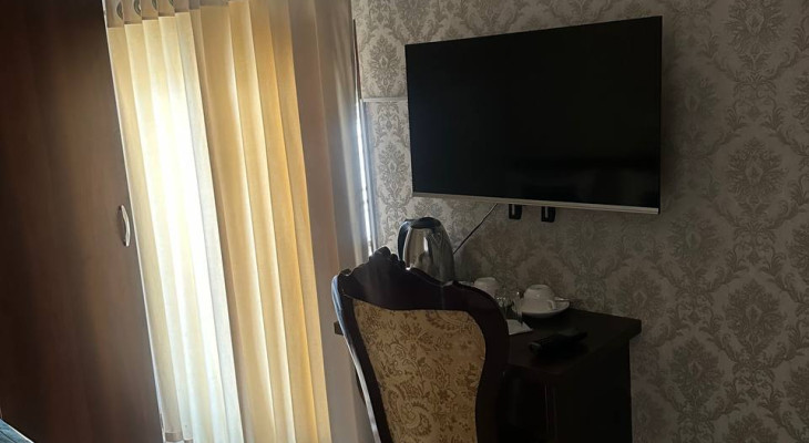"King-size" o'lchamdagi to'shakli xona