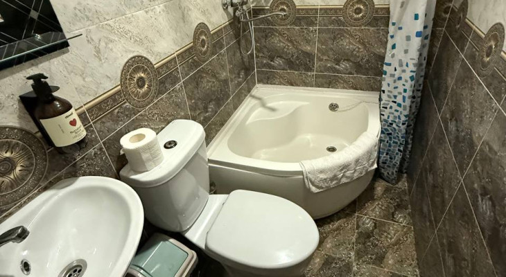 Ikkita alohida to'shakli ikki kishilik standart xona