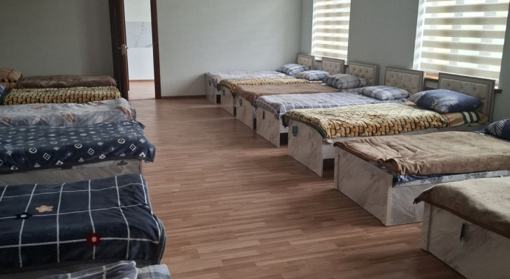 Односпальная кровать в общем номере с 12 кроватями
